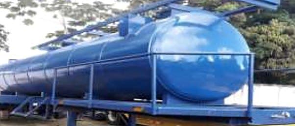 Foto: cisterna azul sobre semirremolque