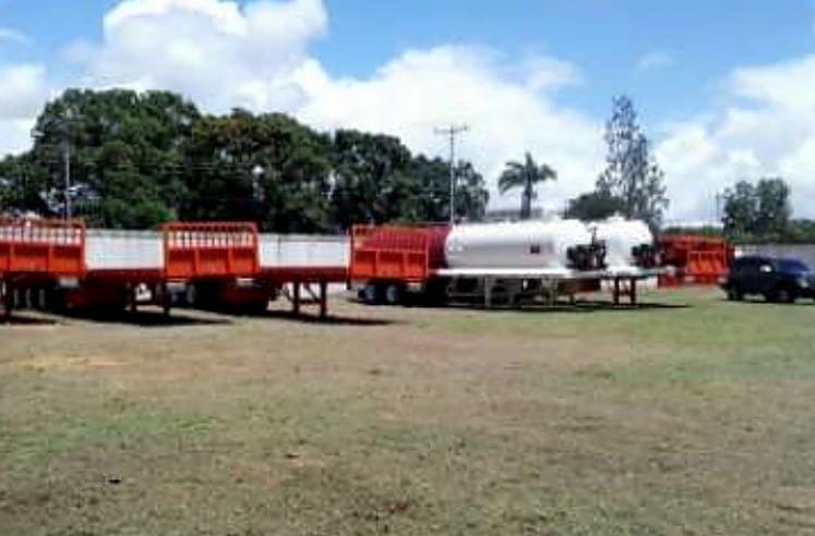 Foto: patio con bateas, tolvas y semirremolques de la flota