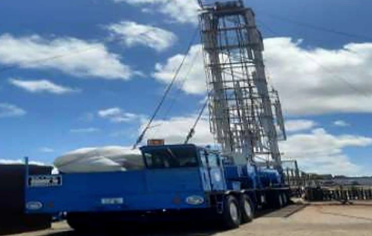 Foto: taladro de servicio montado sobre carrier azul en locación